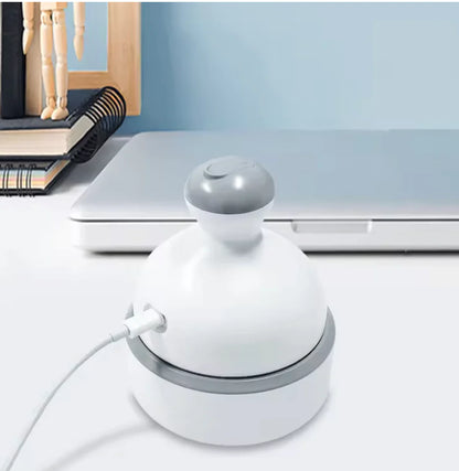 Masajeador capilar Nucarna cargando mediante cable USB sobre un escritorio