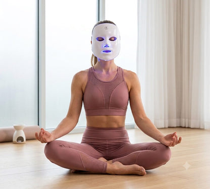 Mascarilla LED facial Nucarna en uso durante una rutina de relajación y bienestar