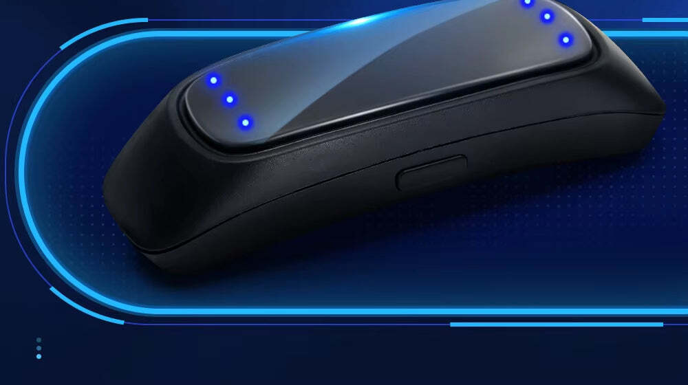 Detalle de los dos puntos de estimulacion EMS del dispositivo antirronquidos con luz LED azul activada