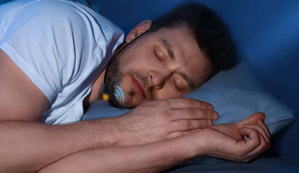 Hombre durmiendo de lado con el dispositivo antirronquidos colocado bajo la mandibula